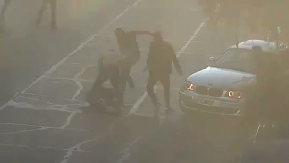 Un joven es lanzado frente a una ambulancia desde un coche luego de ser golpeado y abaleado en Argentina (VIDEO)