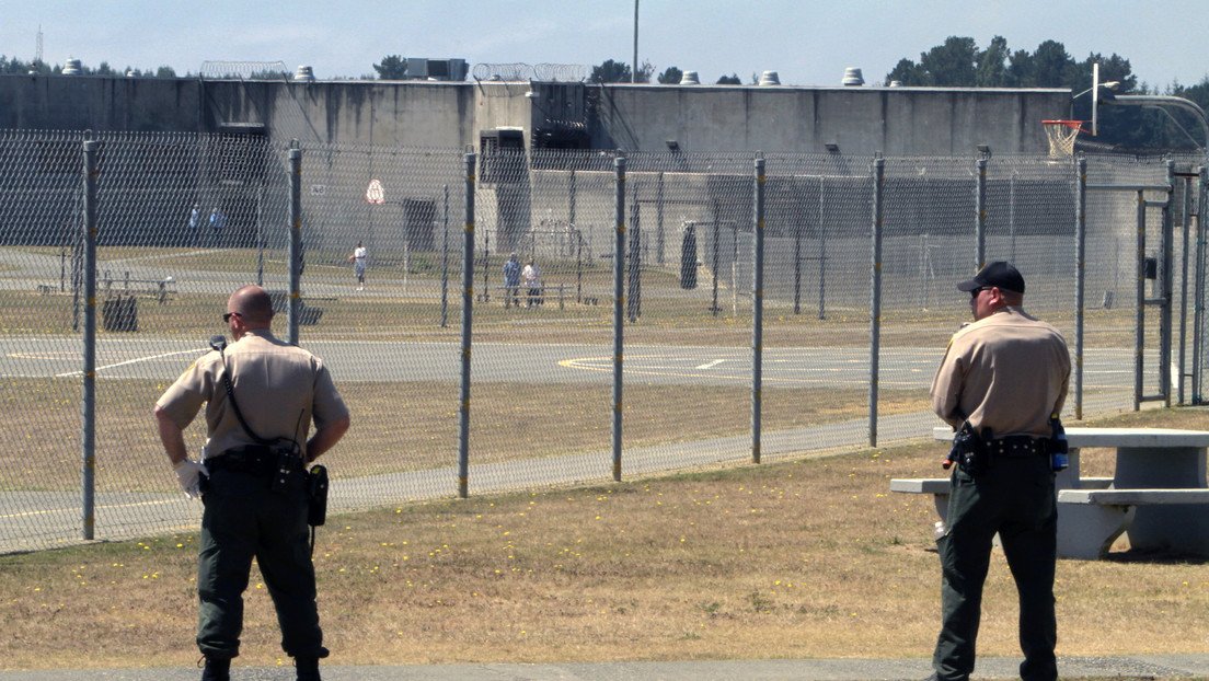 FOTO: Funcionarios de prisiones de EE.UU. se fotografiaron haciendo el saludo nazi