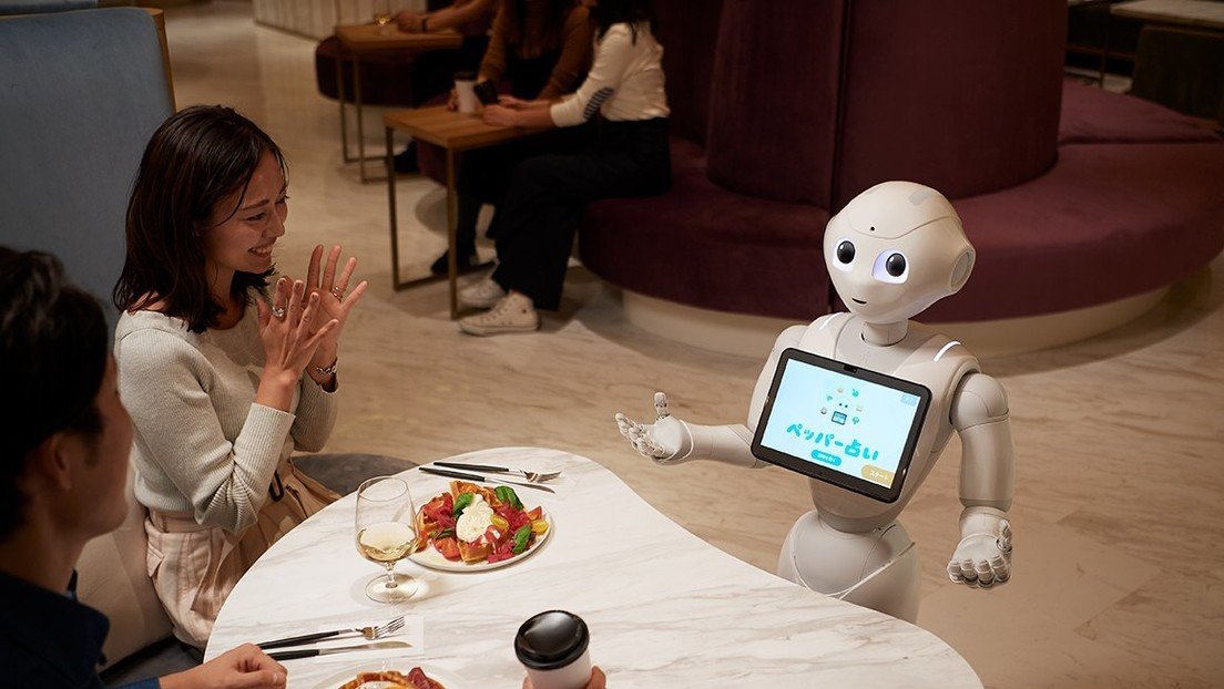 Así es el café atendido por robots que toman pedidos, charlan y recomiendan postres (FOTOS)