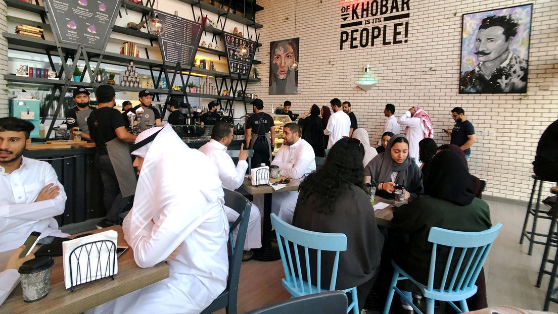 Arabia Saudita pone fin a las entradas en restaurantes que separan a hombres solos de mujeres y familias