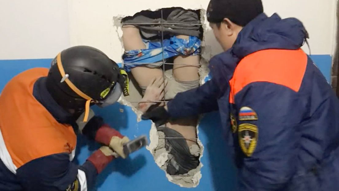 VIDEO: Un siberiano cae boca abajo por un conducto de ventilación desde un décimo piso al intentar salvar sus botas (y sobrevive)