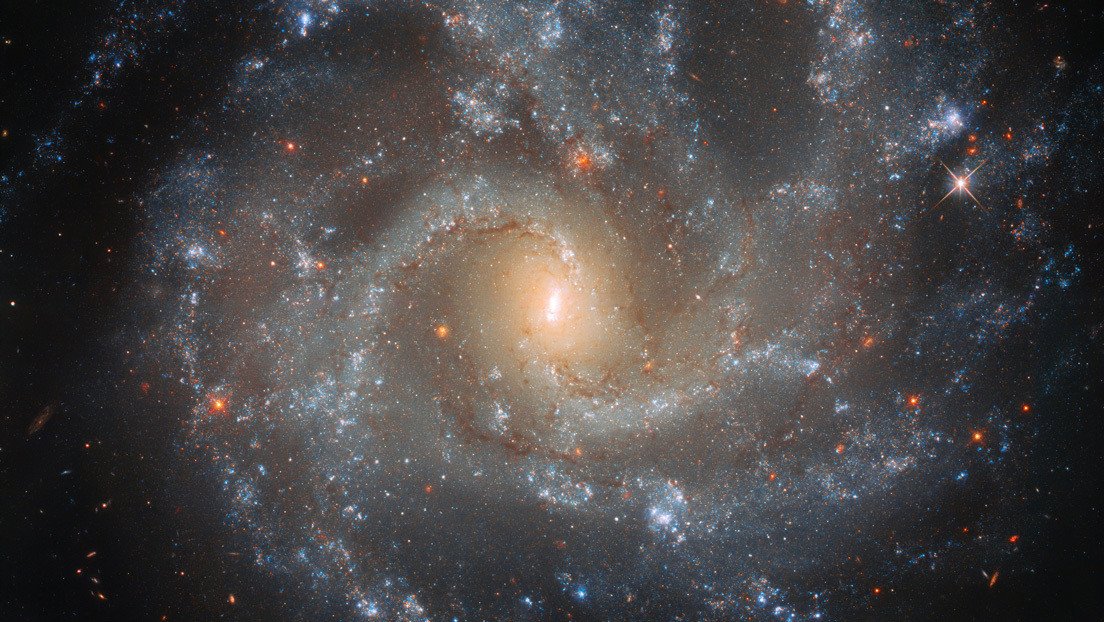 El telescopio espacial Hubble capta una galaxia brillante con supernovas