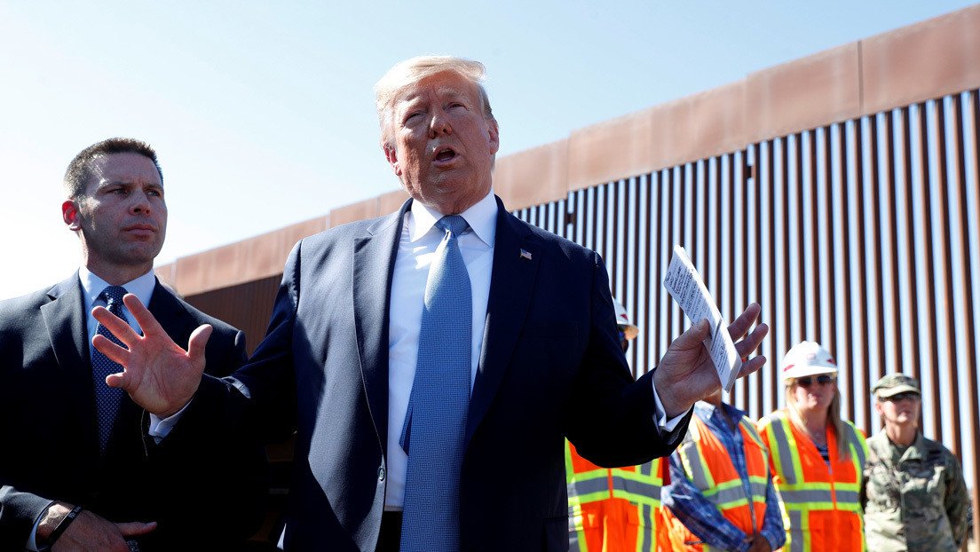 VIDEO: Para cruzar el "impenetrable" muro fronterizo de Trump, un mexicano solo necesitó una escalera