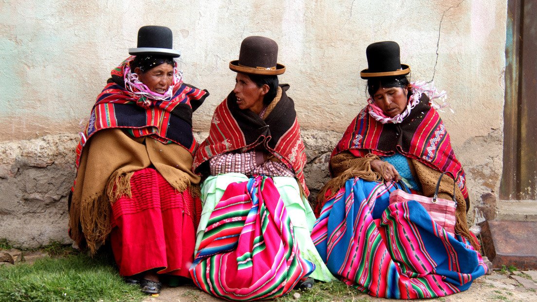 Cancillería de facto de Bolivia desautoriza decisión que le prohibía vestir ropa  indígena a su personal - RT