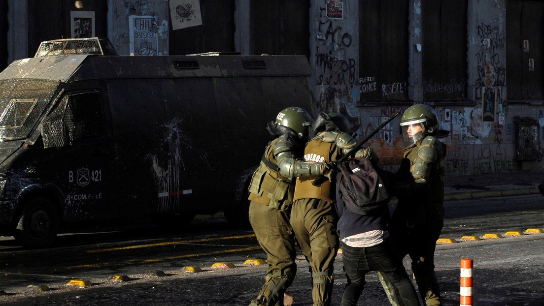 Carabineros golpean a manifestantes y detienen fotógrafos durante las protestas en Chile