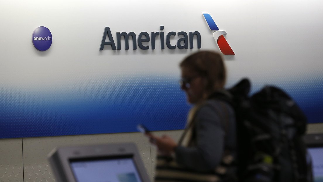 American Airlines obligó a una pasajera a cambiarse de camiseta por llevar la inscripción "Viva Satanás"