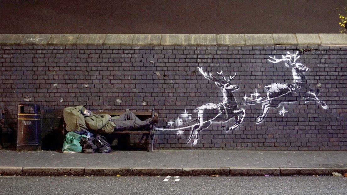 Aparece en una calle inglesa una obra 'interactiva' de Banksy que 'echa un cable' a los sintecho (VIDEO)