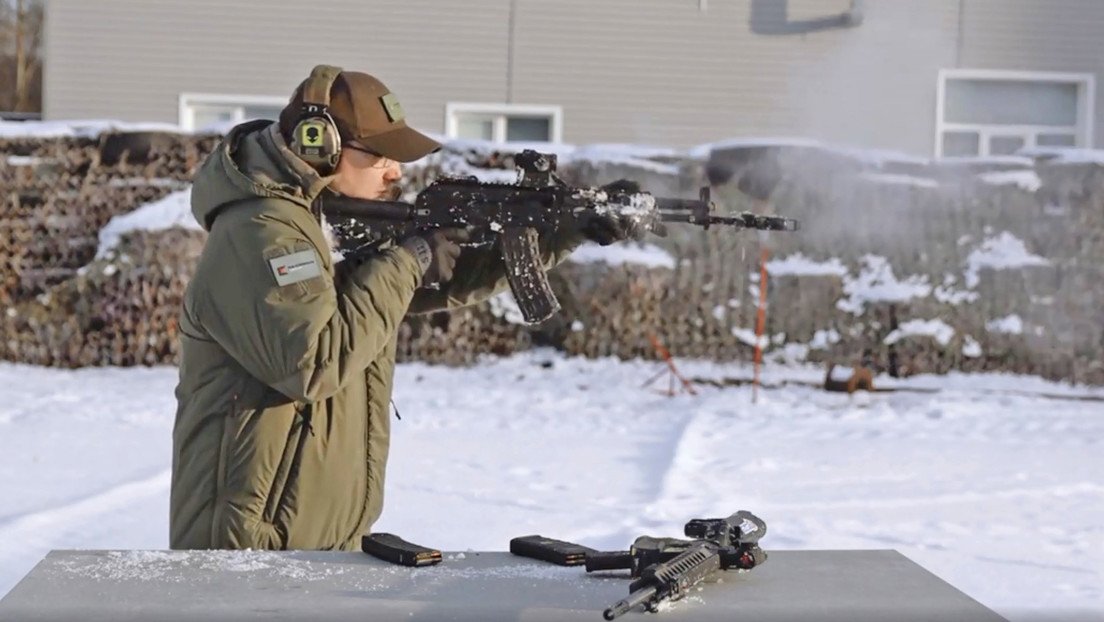 VIDEO: Kaláshnikov compara un rifle AK-12 y una carabina M4
