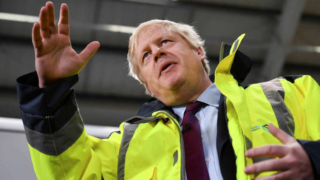 VIDEO: Boris Johnson se niega a mirar la fotografía de un niño enfermo en el suelo de un hospital y le llueven las críticas