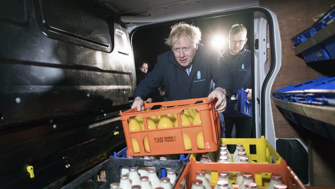 VIDEO: Boris Johnson se esconde dentro de un refrigerador para escapar de un periodista que lo 'emboscó' en vivo