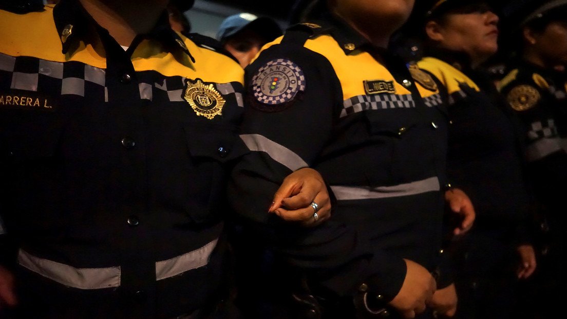 Policías mexicanos obligan a detenidos a cantar el himno feminista "Un violador en tu camino"