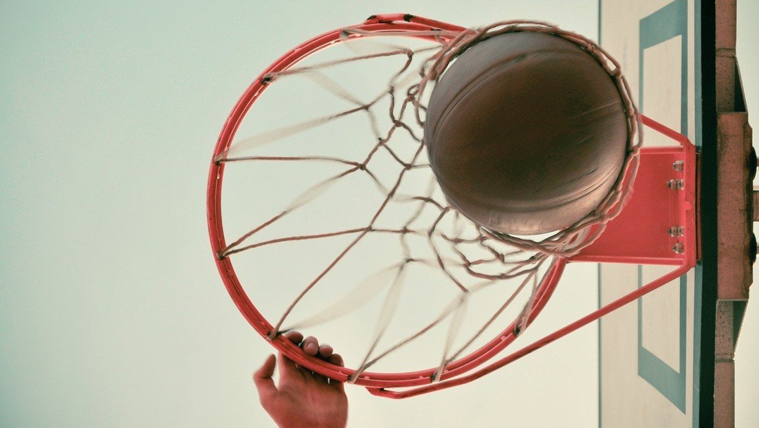 VIDEO: Un jugador de baloncesto derriba sin querer al árbitro en un gesto de alegría