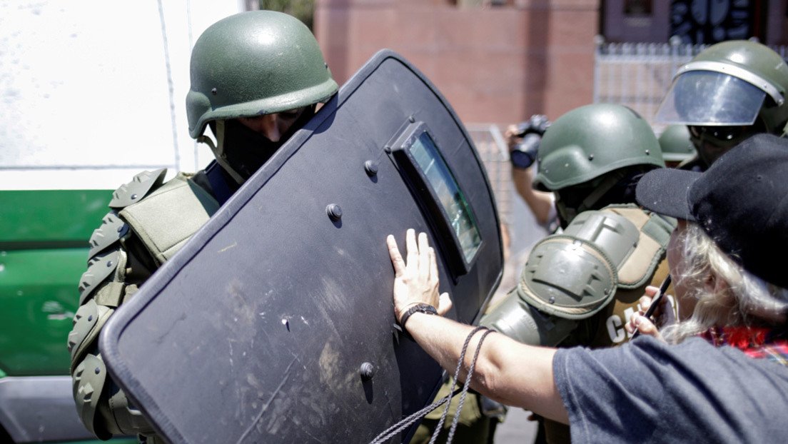 Carabineros de Chile reprimen con gases una protesta de feministas en Santiago