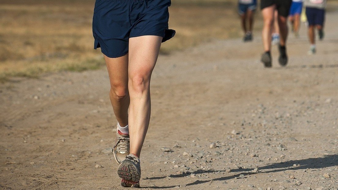 Una niña usa 'zapatillas' para correr hechas con vendajes y gana tres medallas de oro (FOTOS)