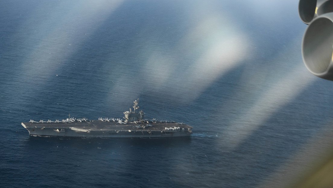 Un satélite capta cómo 20 barcos iraníes escoltan a un portaviones de EE.UU. (FOTO)