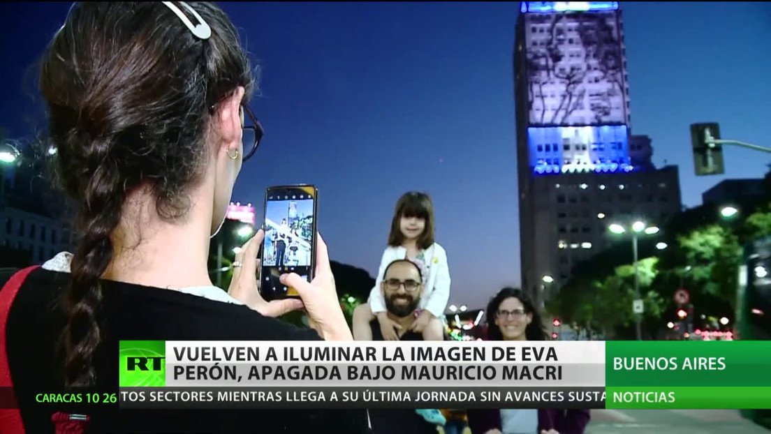 Vuelven a iluminar el mural de Eva Perón en Buenos Aires apagado por el Gobierno de Macri