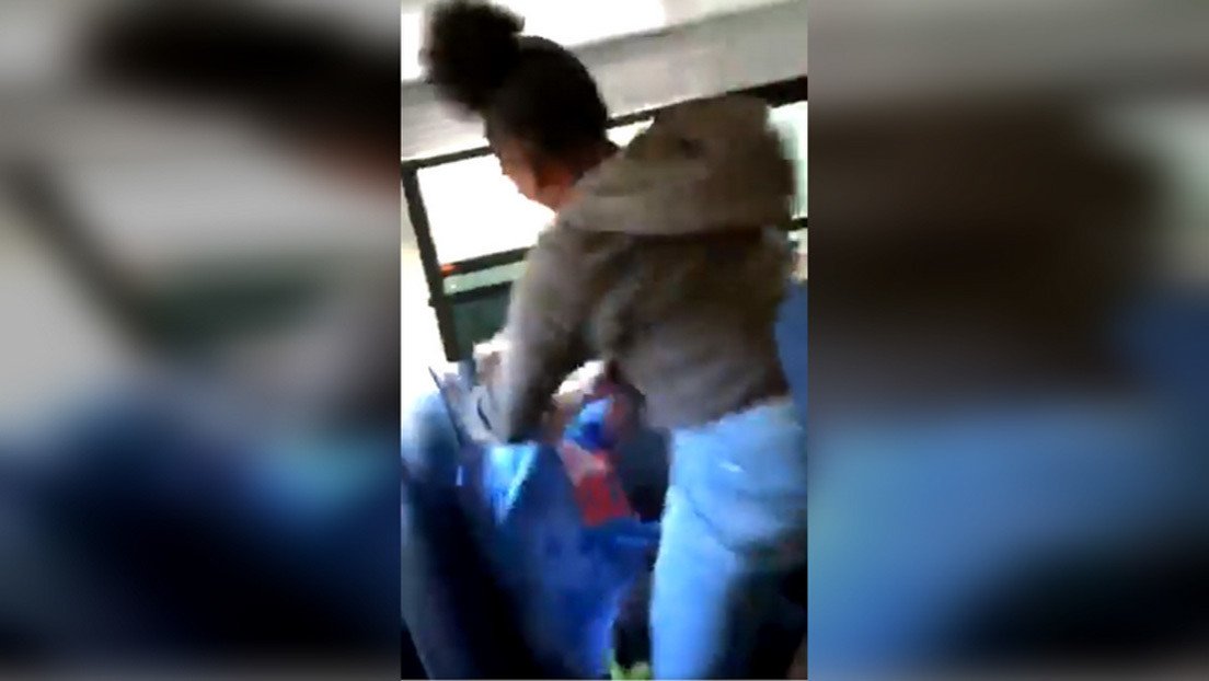 VIDEO: Alumnos golpean brutalmente a un adolescente por ponerse en la escuela la gorra con el eslogan de Trump