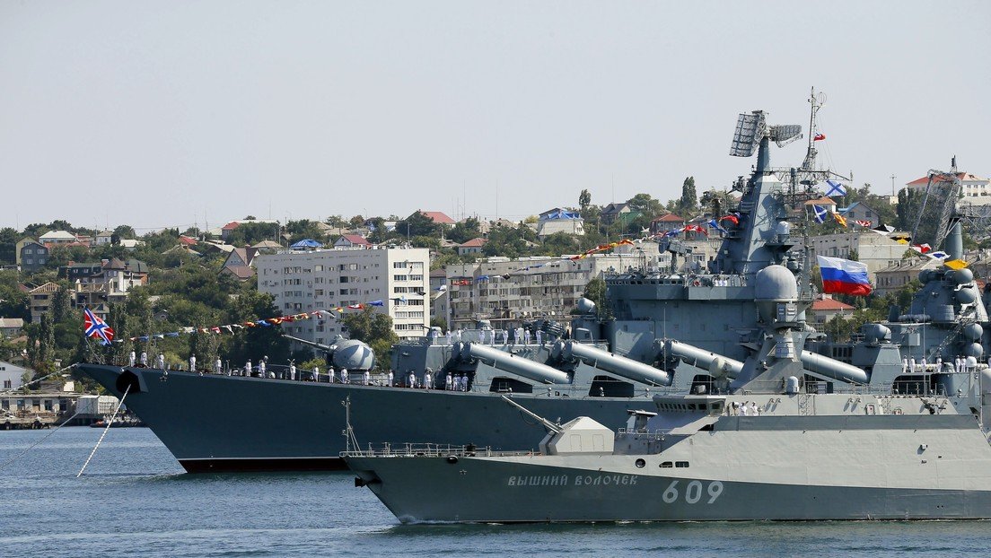 Un buque ruso portamisiles vigila a un destructor de EE.UU. recién llegado al mar Negro
