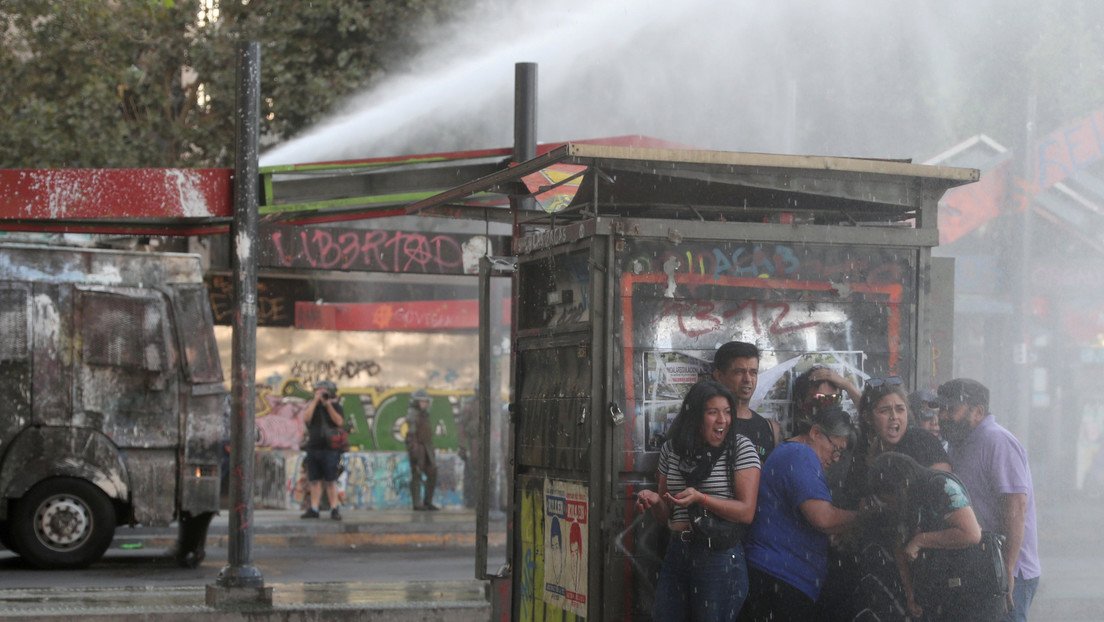 Carabineros disuelven con gases lacrimógenos a los participantes de una protesta pacífica en Santiago de Chile