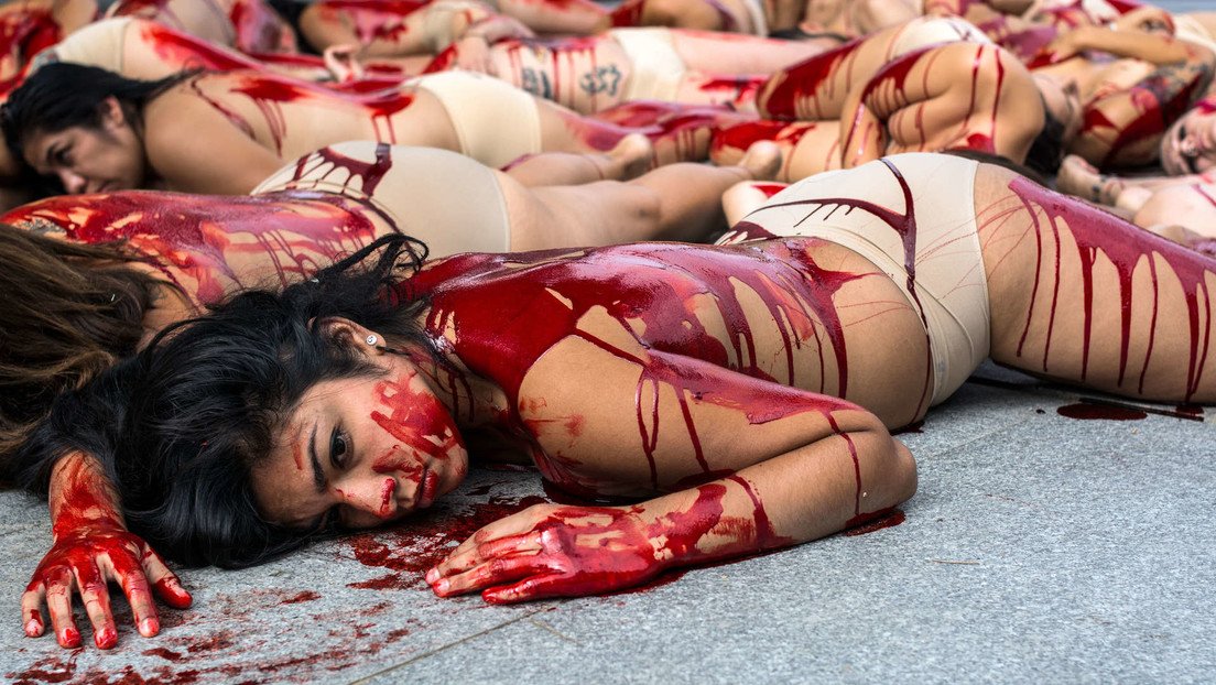 FOTOS: Hombres y mujeres se desnudan y se cubren con sangre artificial en una zona comercial de España para protestar contra el uso de pieles