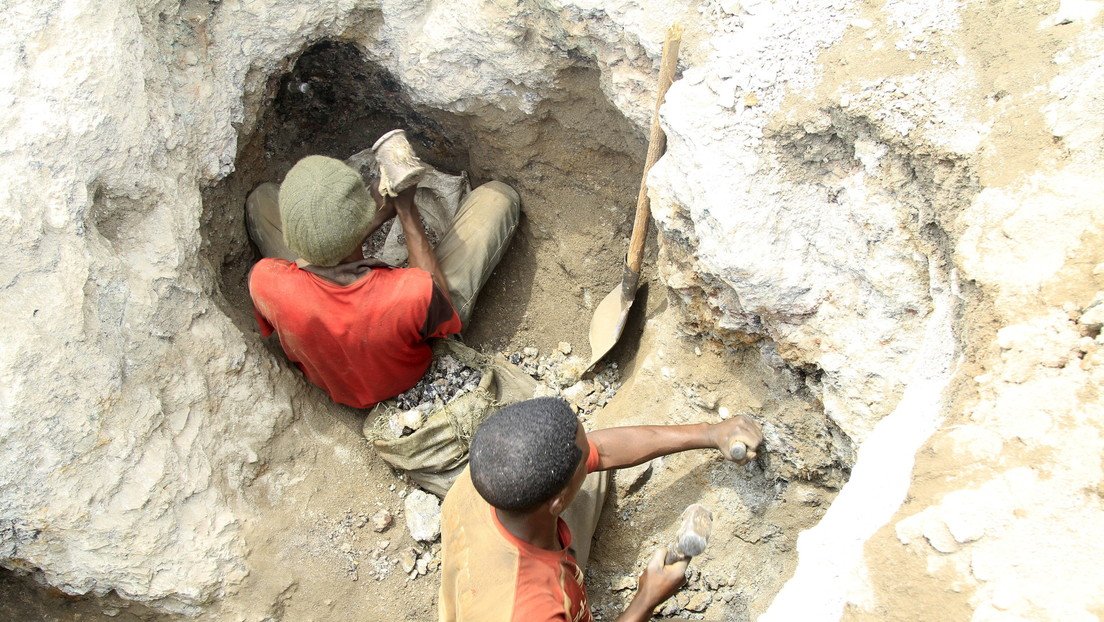 Demandan a Apple, Google, Microsoft y Tesla por la muerte de menores que extraían cobalto para sus dispositivos en minas de África