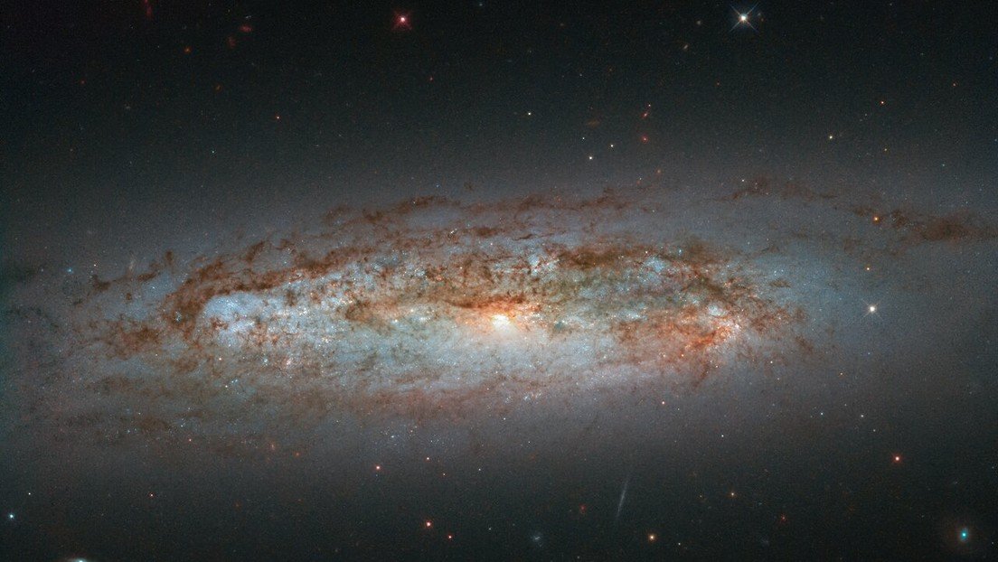 El telescopio espacial Hubble capta una lejana y brillante galaxia
