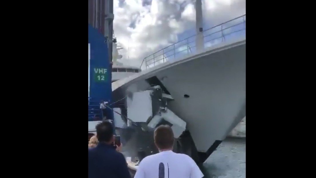 Un lujoso yate de un multimillonario choca y destruye una cabina de control de un puente (VIDEO)