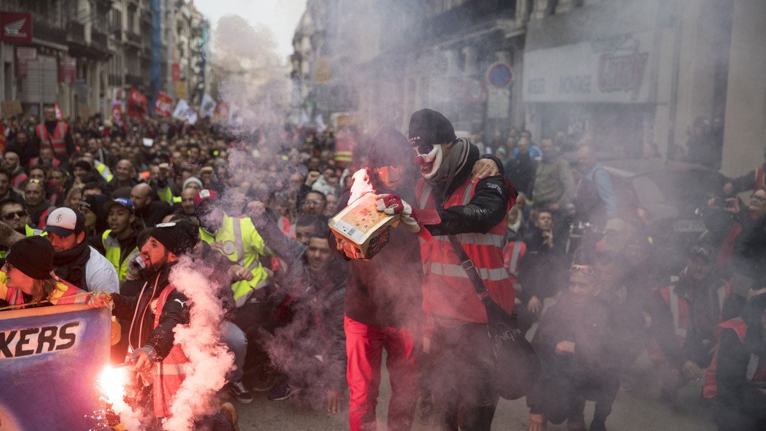 FOTOS, VIDEO: Policía utiliza el gas lacrimógeno contra manifestantes en Francia