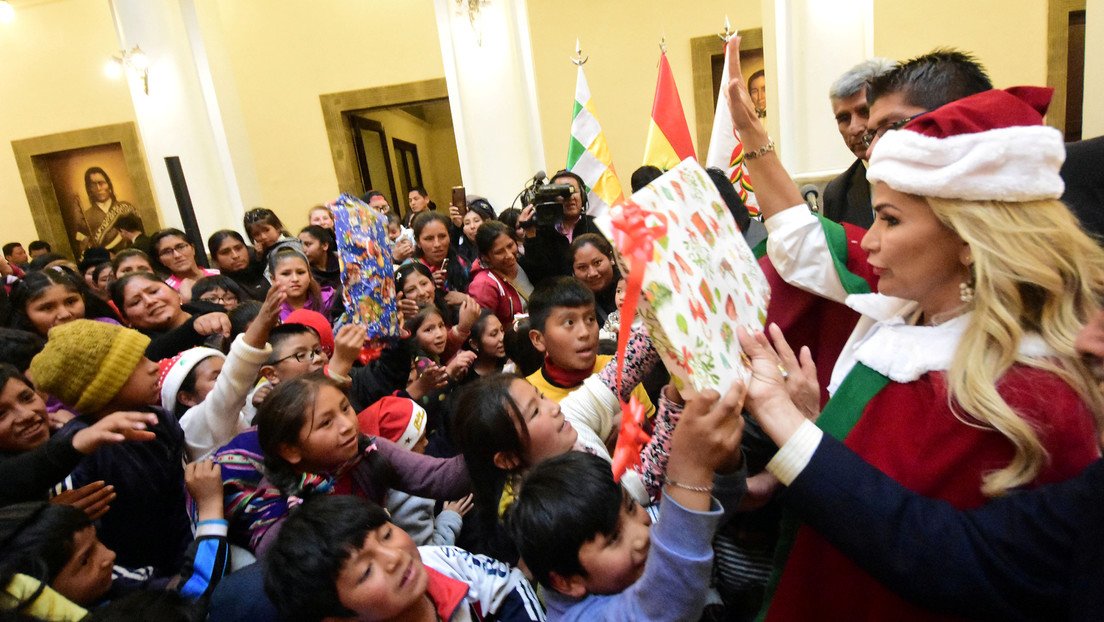 VIDEO: Jeanine Áñez se viste como 'Mamá Noel' para entregar regalos a niños en Bolivia y Twitter no perdona