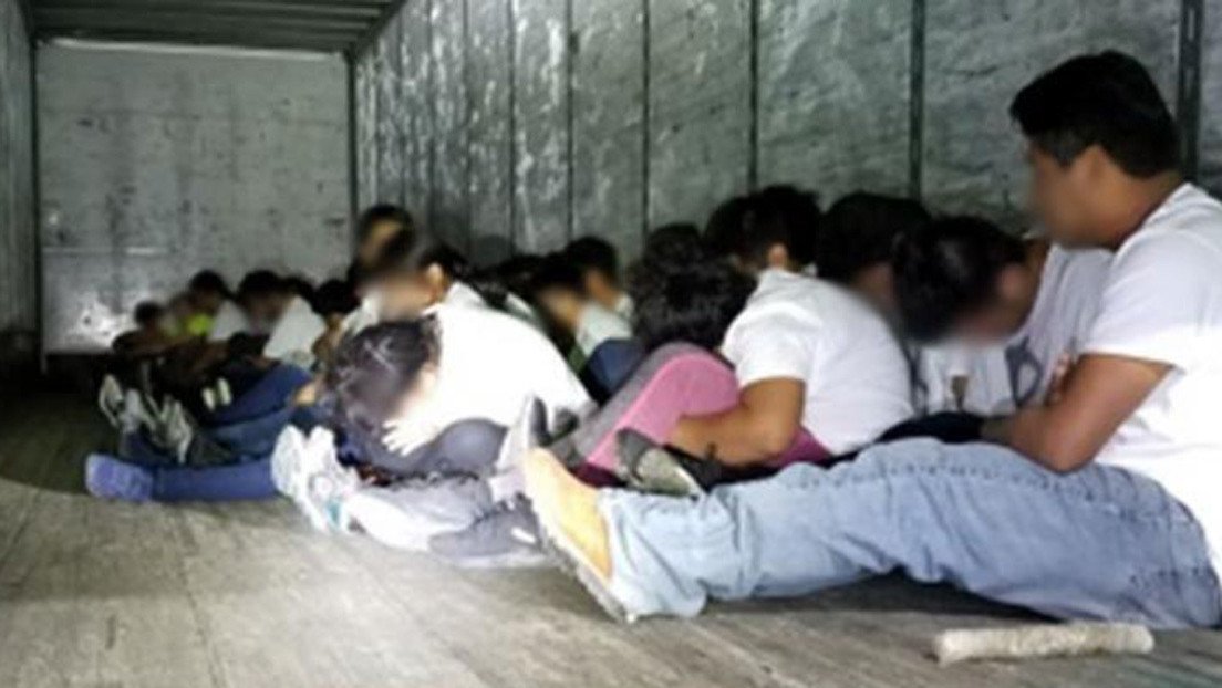 Detienen a 70 migrantes en Texas que viajaban en la caja de un camión marcados como mercancía