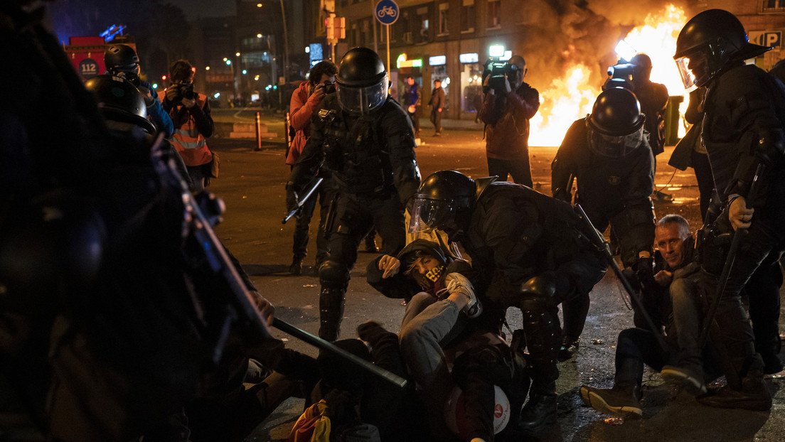 VIDEOS: Decenas de heridos y varios detenidos luego que manifestantes independentistas generaran disturbios fuera del Camp Nou durante el 'Clásico'