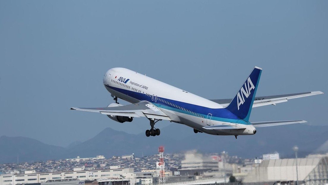 VIDEOS: Un Boeing 767 con casi 300 ocupantes realiza un aterrizaje de emergencia en Japón tras incendiarse uno de sus motores
