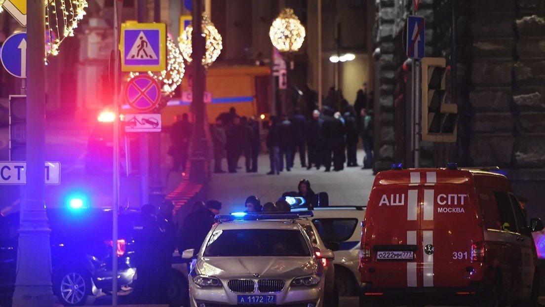 Un hombre abre fuego cerca del edificio del FSB en Moscú, un oficial muere y al menos dos agentes presentan heridas graves