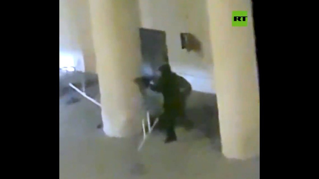 El momento en que abaten al tirador que abrió fuego cerca del edificio del FSB en Moscú