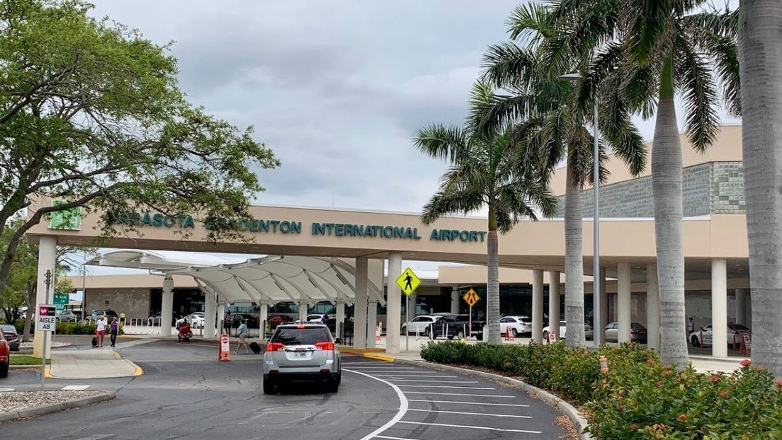 VIDEO: Momento en el que una camioneta se empotra en un aeropuerto de Florida y choca contra una oficina de alquiler de vehículos