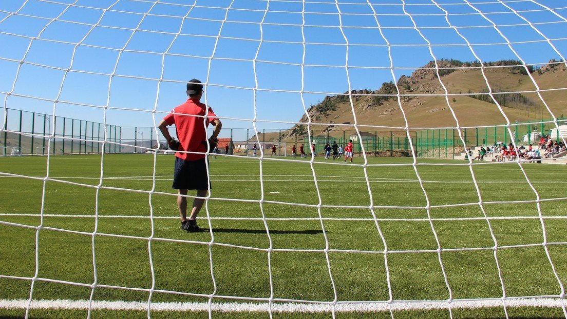 VIDEO: Brutal entrada de un futbolista provoca una batalla campal en Argentina