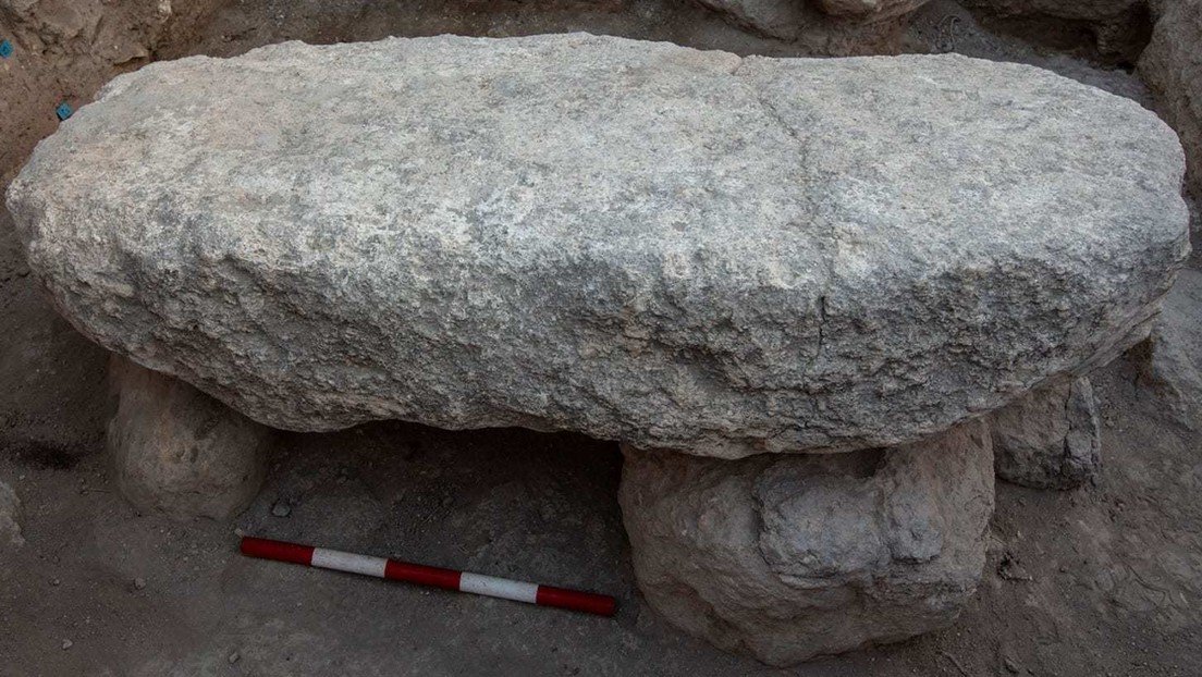 FOTO: Descubren lo que podría ser una icónica piedra bíblica en un templo de 3.100 años en Israel