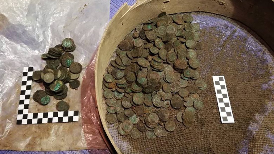 FOTO: Encuentran un tesoro de miles de monedas del siglo XVIII, valorado en más de medio millón de dólares durante unas obras en Polonia