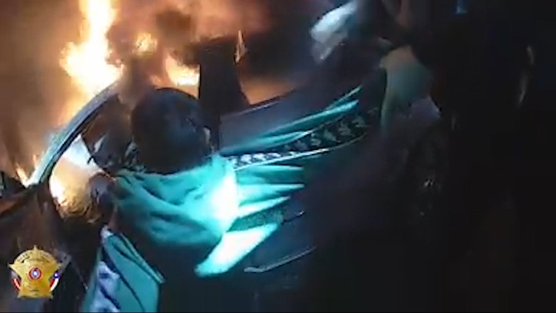 VIDEO: Salvan la vida a un conductor atrapado en el coche en llamas que había estrellado