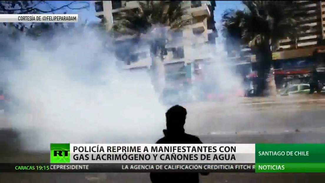 La Policía de Chile reprime a manifestantes con gas lacrimógeno y cañones de agua