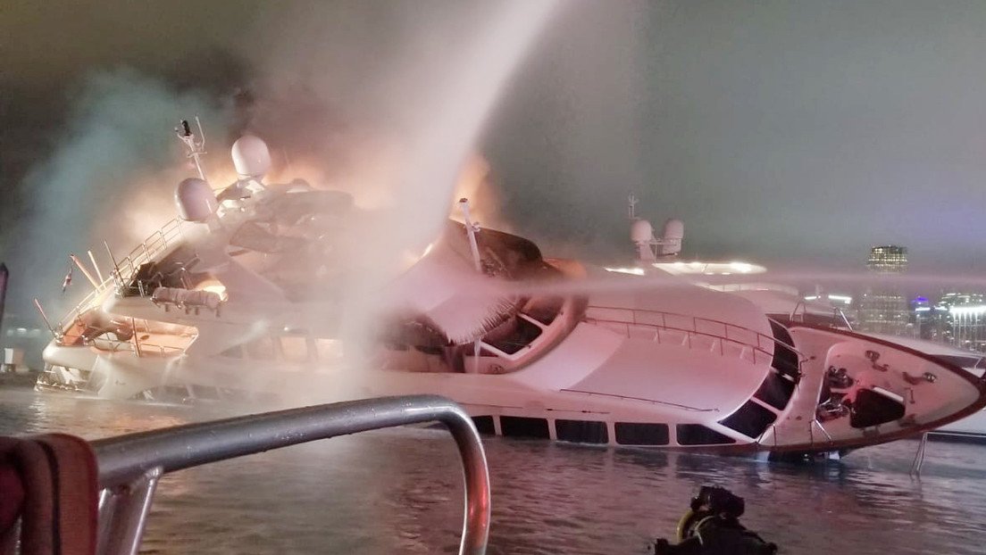 FOTOS, VIDEO: El lujoso yate del cantante Marc Anthony se incendia y luego se hunde en Miami