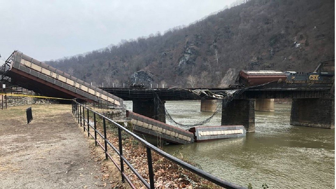 VIDEO: Tren de carga descarrila en el puente de una popular ruta turística de EE.UU. y dos vagones caen al río