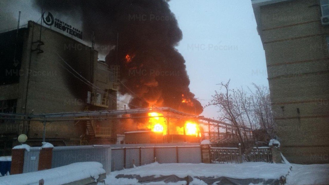 VIDEOS: Un gran incendio arrasa una planta petroquímica en Rusia