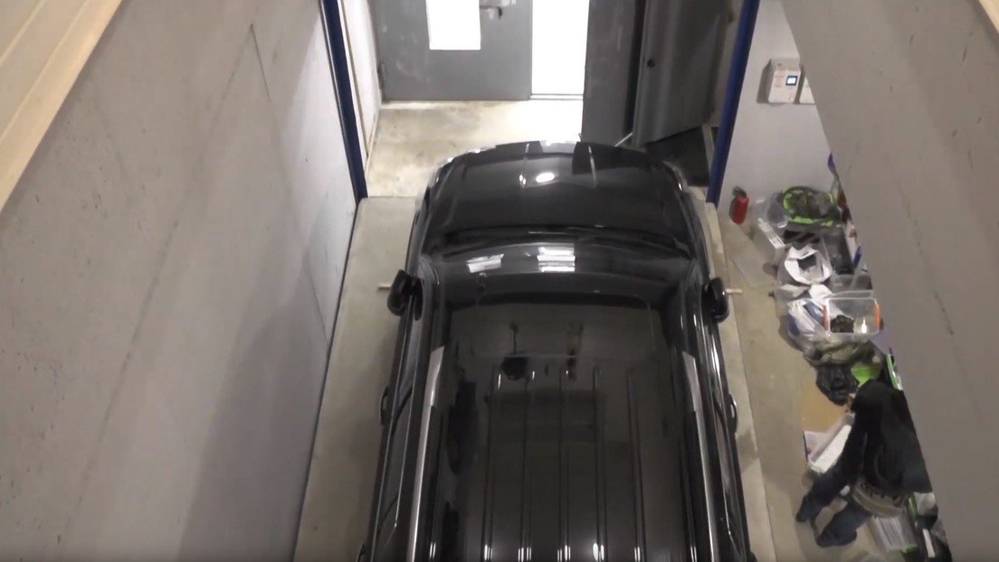VIDEO: Descubren un búnker subterráneo para esconder coches de lujo robados que podría servir como refugio antiaéreo