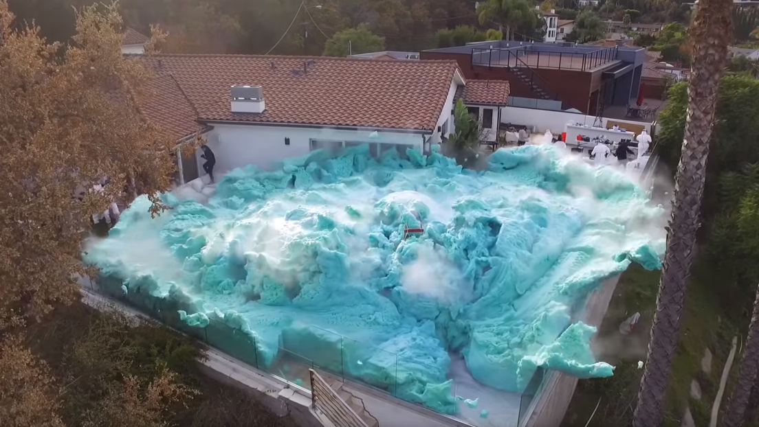 VIDEO: 'Youtubers' provocan una gigantesca y asombrosa explosión de espuma que inunda todo un patio