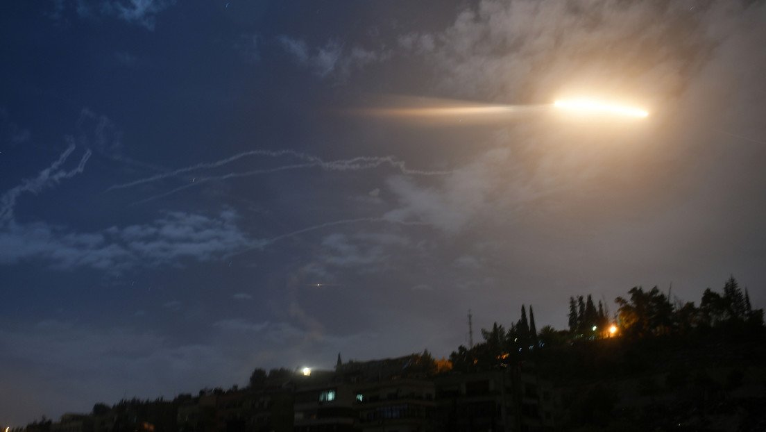 Reportes: Sistemas de defensa antiaéreos sirios repelen cerca de Damasco un ataque de misiles lanzados "desde los territorios ocupados" por Israel