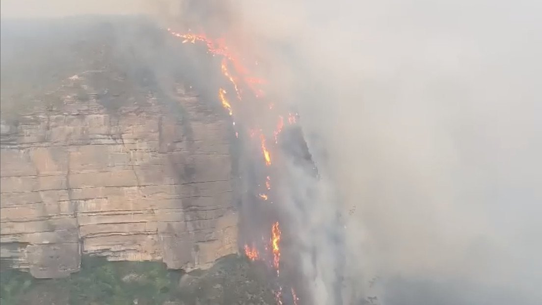 VIDEO: 'Cascada de fuego' provocada por los voraces incendios cae por unos acantilados en Australia