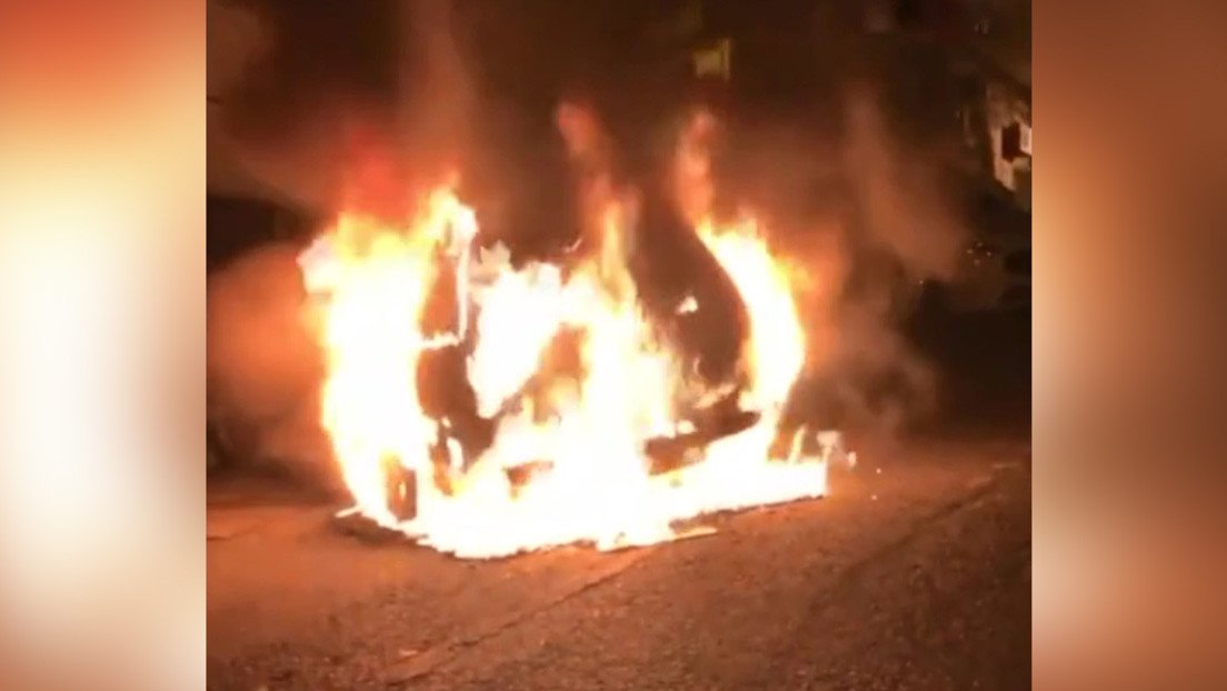 VIDEO: Asaltantes incendian el auto de un empleado del Consulado de Turquía en Grecia