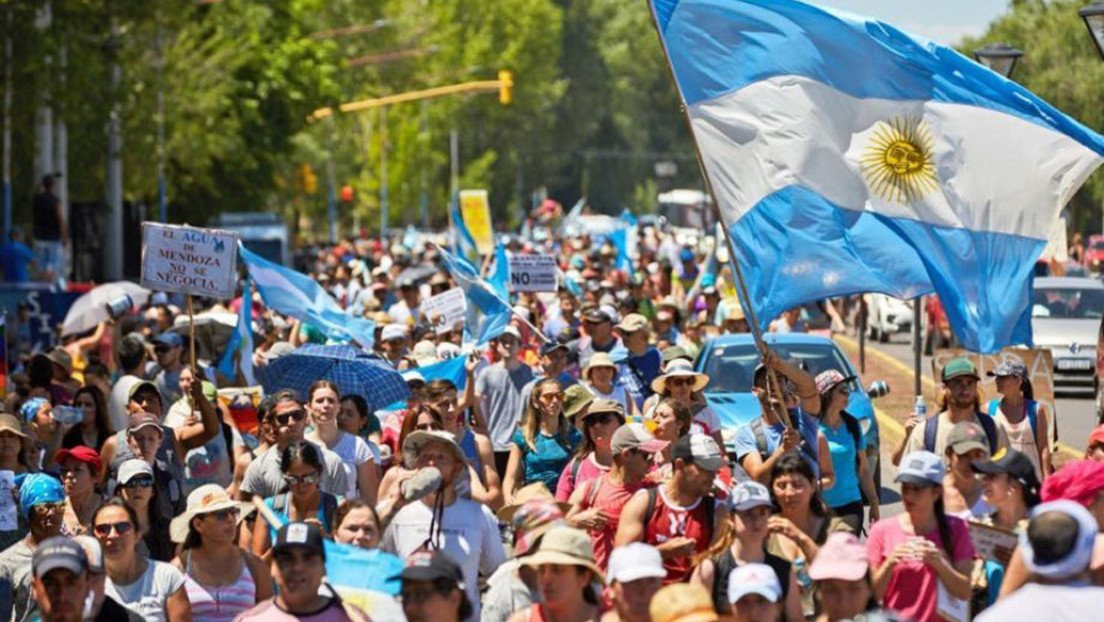¿Por qué se produjo la 'marcha más grande de la historia de Mendoza' (Argentina) contra la megaminería?