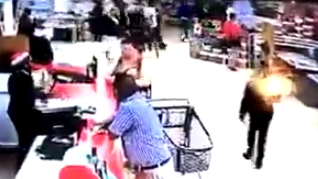 VIDEO: Un guardia de seguridad secuestra a un niño de un carrito de compras en un centro comercial mientras su abuela hablaba con otra persona